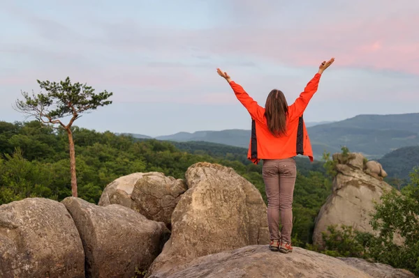 Жінка на великій скелі на вершині гори — стокове фото
