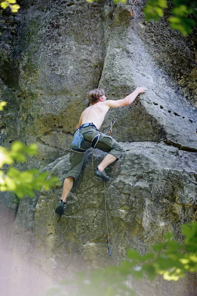 Muskulöser Bergsteiger — Stockfoto