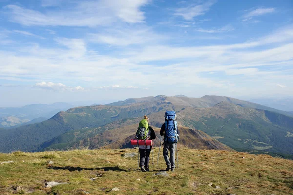Sırt çantaları ile Karpatlar dağlarda kaç yürüyüşçü — Stok fotoğraf