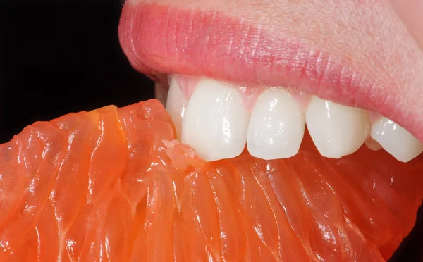 Pomarańczowy zbliżenie w ustach kobiety — Zdjęcie stockowe