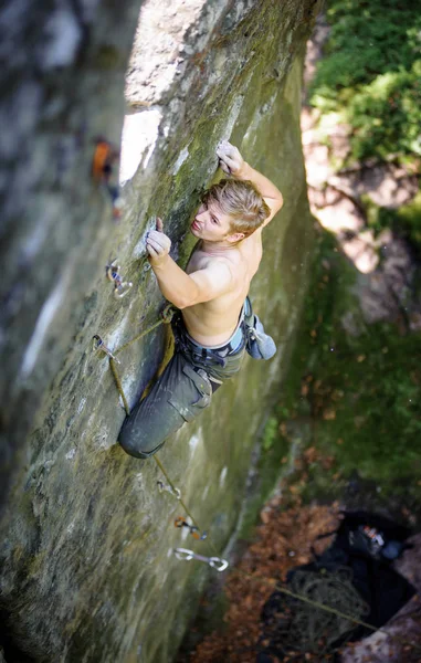 Muskulöser Bergsteiger — Stockfoto