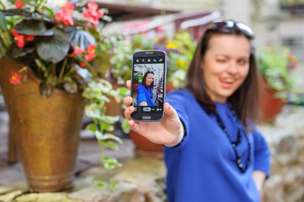 Retrato jovem feliz bela senhora tomando uma selfie — Fotografia de Stock