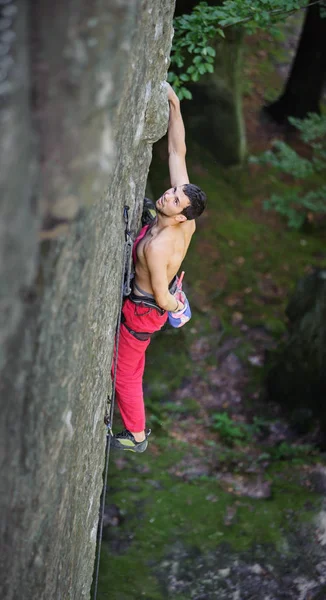 Muscular rock climber — Stock Photo, Image