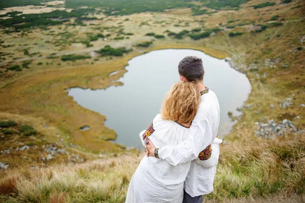 Casal feliz nas montanhas dos Cárpatos — Fotografia de Stock