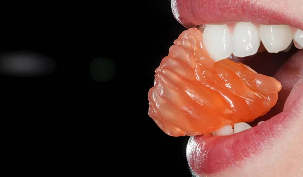 Close-up oranje in de woman's mond — Stockfoto