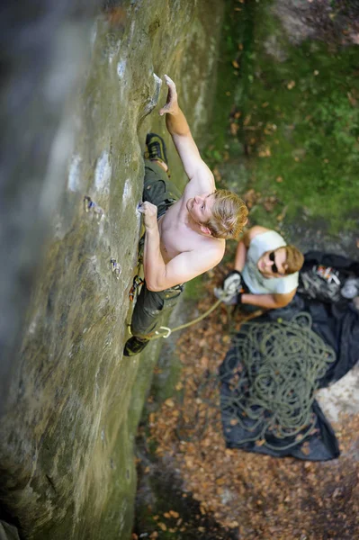 Muskulöser Bergsteiger — Stockfoto