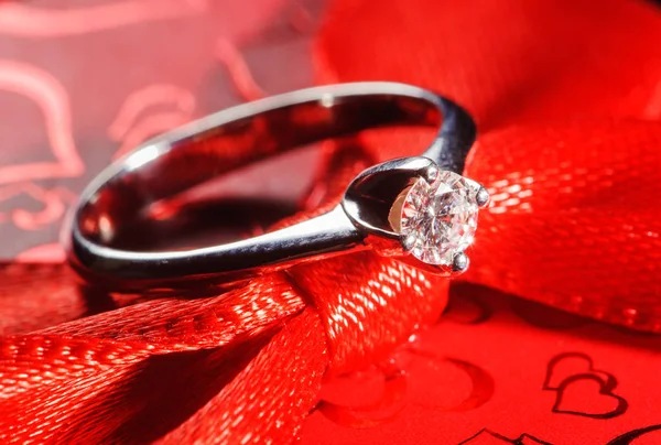 White gold ring on the red box — Stock Photo, Image