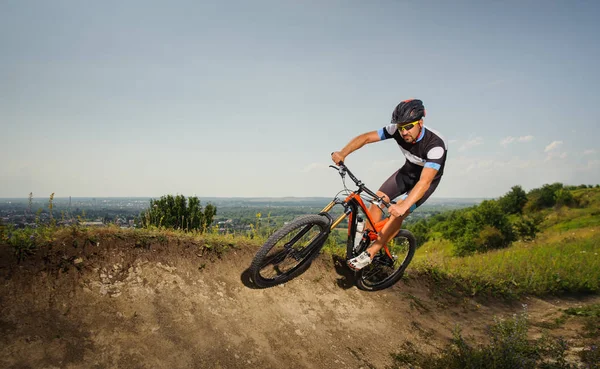 Bello ciclista corse in bicicletta — Foto Stock