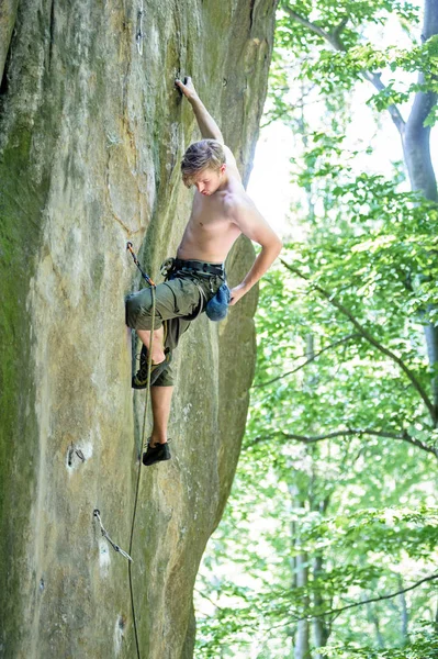 Muskulöser Bergsteiger — Stockfoto