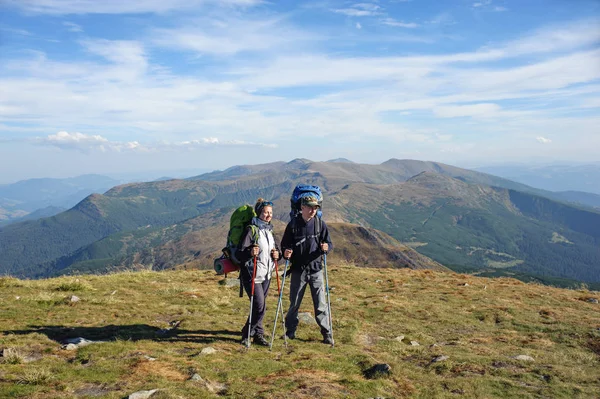 Randonneurs en couple dans les montagnes des Carpates avec sacs à dos — Photo