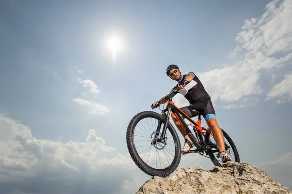 Schöner Radfahrer fährt Fahrrad — Stockfoto