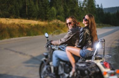 Birlikte parlak özel yapılmış kruvazör motosiklet üzerinde oturan çift biniciler