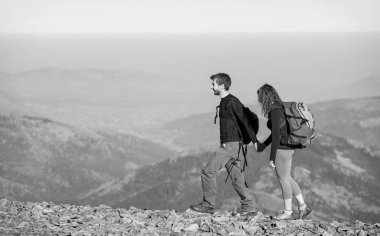 Sıcak güneşli güzel dağlarda yürüyüş Çift