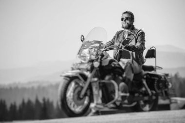 Güneşli bir günde onun motosiklet üzerinde oturan vahşi motorcu