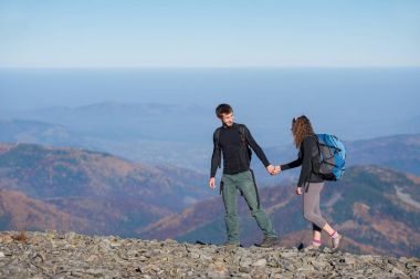 Genç mutlu çift güzel dağlarda hiking