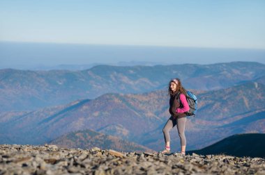 Kadın backpacker dağlarda aç manzarayı