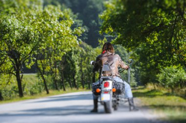 Ormanın içinde yolda sürüş motorcu