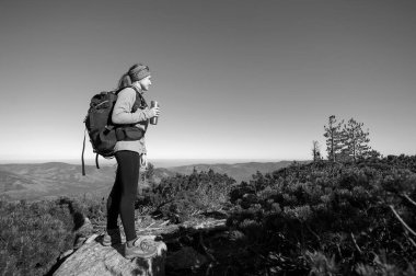 Dağ tepe üzerinde duran kadın backpacker