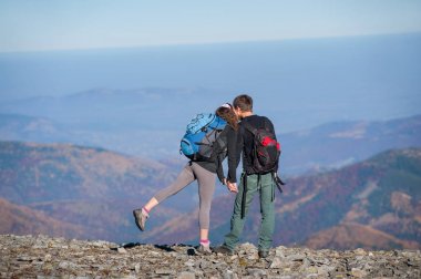 Kaç yürüyüşçü ridge Dağı nın üzerinde sırt çantaları ile