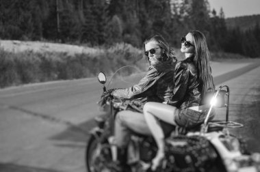 Bir motosiklet üzerinde oturan Çift