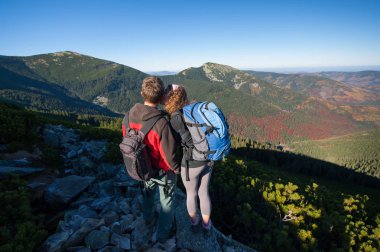 Genç backpackers zevk güzel manzara Çift