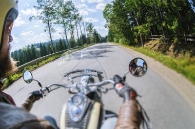 Onun motosiklet açık arazide sürüş motorcu