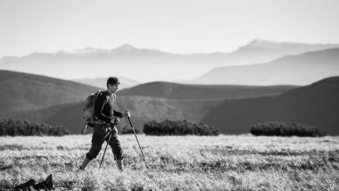 Platon Dağı trekking sopa ile yürürken backpacker
