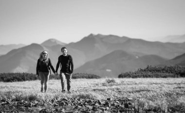 Sıcak güneşli güzel dağlarda yürüyüş Çift