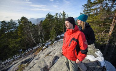 Genç çift yürüyüşçü dağın zirvesinde