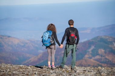 Kaç yürüyüşçü ridge Dağı nın üzerinde sırt çantaları ile