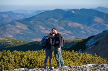 Mutlu çift backpackers dağlar zevk