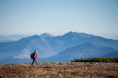 Güzel doğa manzara zevk güzel kadın uzun yürüyüşe çıkan kimse