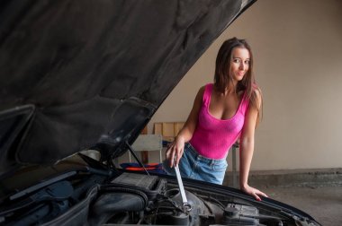 Sevimli kız muayene araba motoru otomatik olarak tamir dükkanı