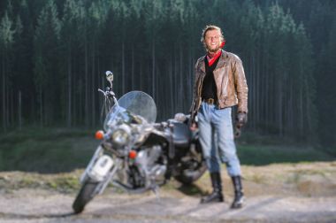 Onun özel yapılmış kruvazör Motosiklet ile ayakta motorcu