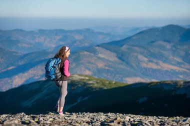 Kadın backpacker dağlarda aç manzarayı