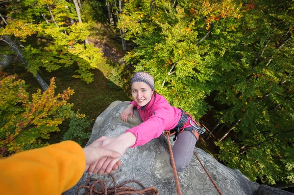 Mulher escalando na natureza em pedra grande — Fotografia de Stock