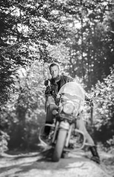 Pengendara sepeda motor di jalan di hutan. — Stok Foto