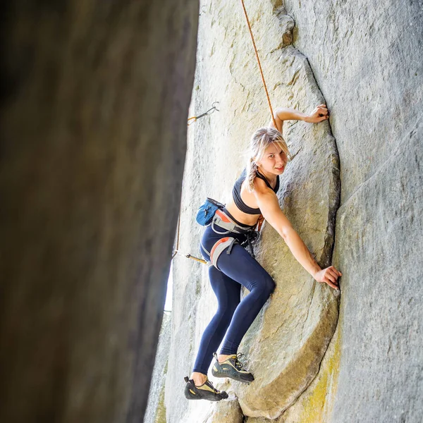 岩の壁にロープで登る女性登山家 — ストック写真
