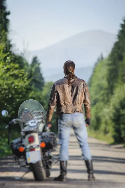 Permanent door zijn aangepaste gemaakte kruiser motorfiets biker — Stockfoto