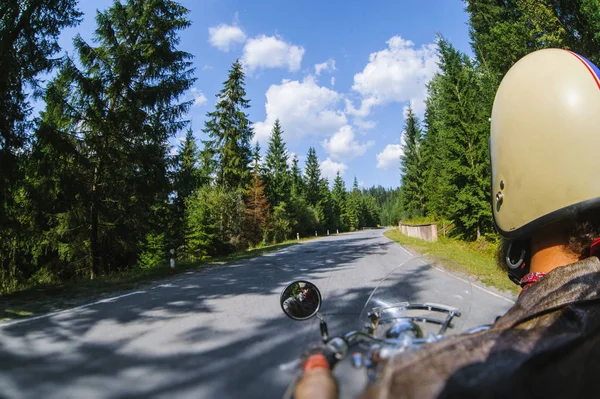 Motociclista dirigindo sua moto na estrada aberta — Fotografia de Stock