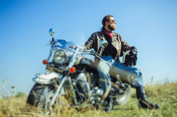 화창한 날에 그의 오토바이에 앉아 잔인 한 바이 커 — 스톡 사진