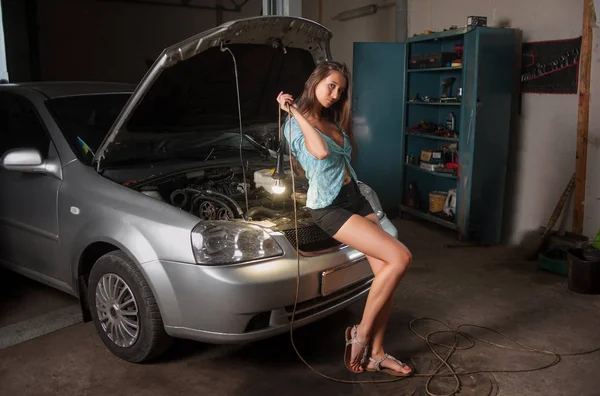 Sexy mooi meisje in de auto reparatiewerkplaats — Stockfoto