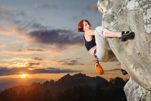 Vrouwelijke klimmer klimmen zonder touw op een rotsachtige wand — Stockfoto