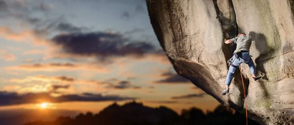 Male climber climbing big boulder in nature with rope — Stock Photo, Image