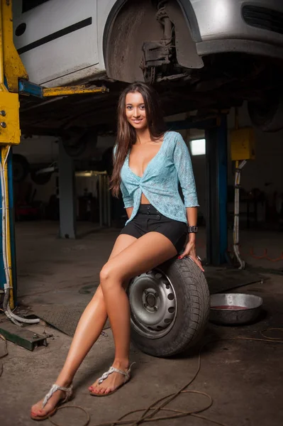 Sexy mooi meisje in de auto reparatiewerkplaats — Stockfoto