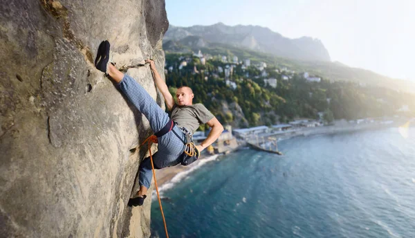 Male climber climbing big boulder in nature with rope — Stock Photo, Image