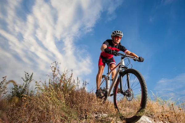 Kerékpáros saját kerékpár lovaglás a mountain trail — Stock Fotó