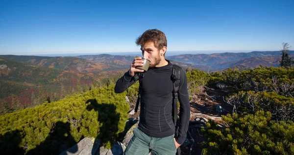 Retrato de jovem caminhante masculino em forma bebendo chá — Fotografia de Stock