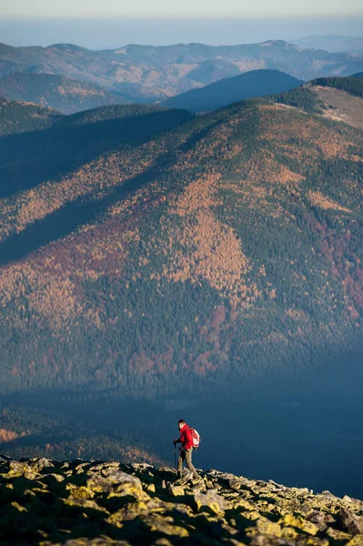 산의 바위 위에 걷는 남자 backpaker — 스톡 사진