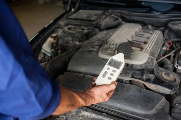 Auto mecánico examinando coche — Foto de Stock